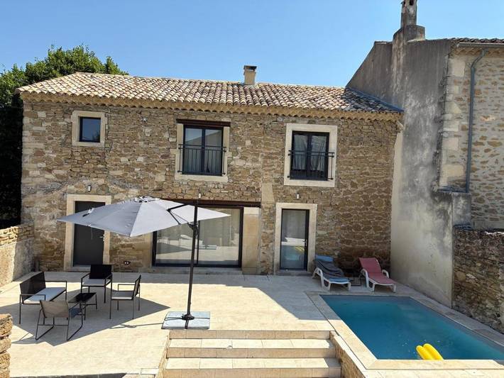 Location de vacances pour 8 personnes, avec Terrasse ainsi que Jardin et Piscine à Grillon