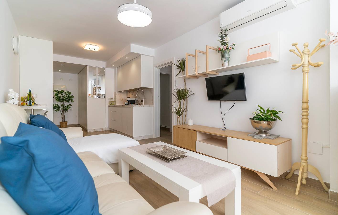 Apartamento vacacional entero, Acogedor Apartamento con WiFi, AC & Parking, Terraza - ¡Cerca de la Playa de San Francisco! in Myramar, Fuengirola