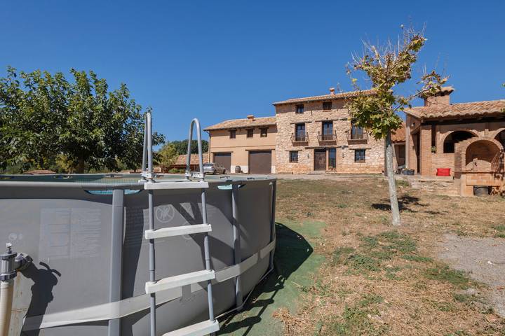 Chalet para 16 personas, con jacuzzi y jardín en Aragón