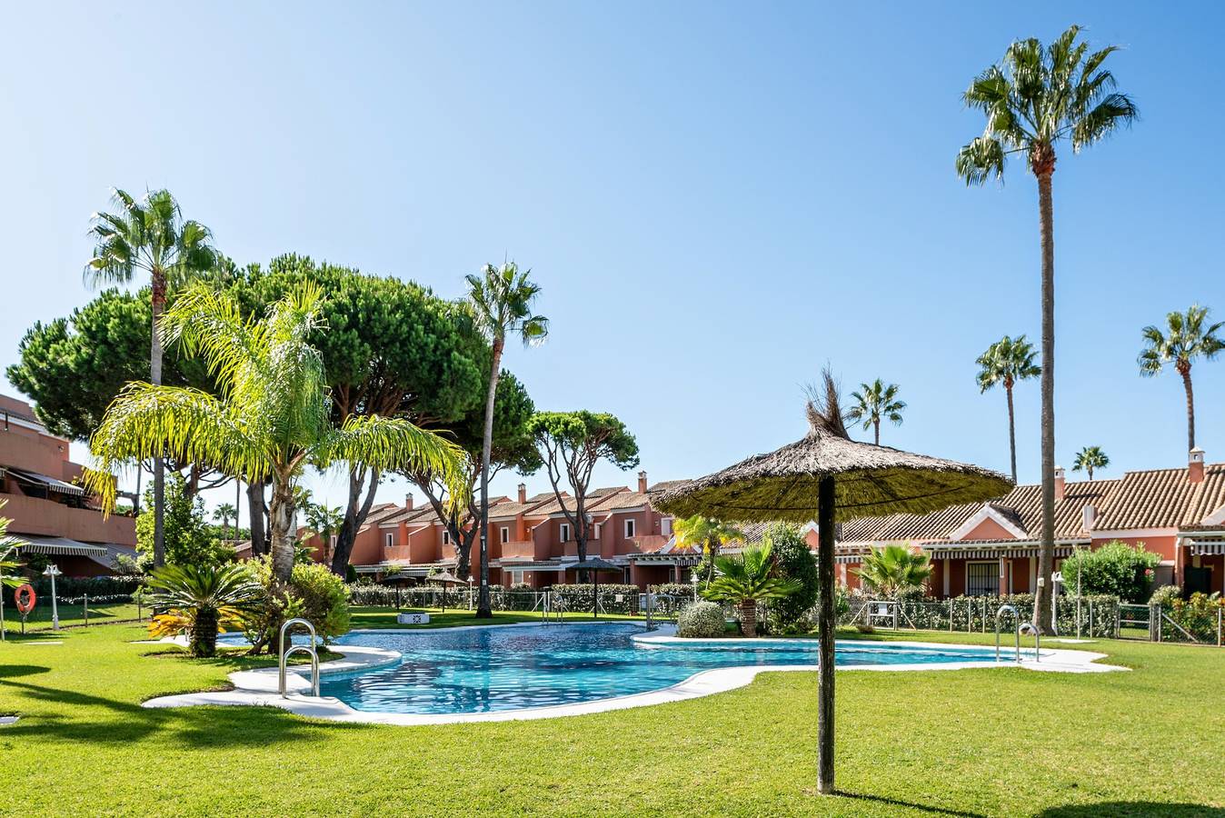 Apartamento entero, Apartamento "Ático Novo Sancti" con vistas a la montaña, piscina compartida y Wi-Fi in Novo Sancti Petri, Chiclana de la Frontera