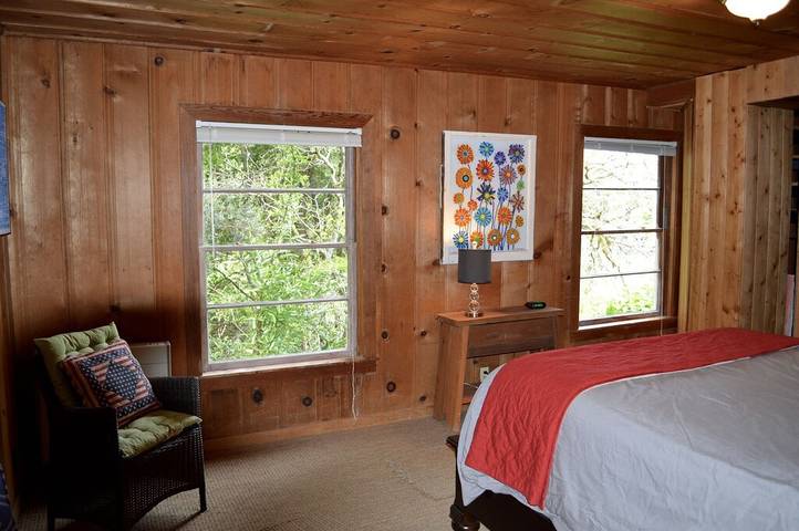 Vacation rental for 5 people, with balcony and yard, with pets in Russian River