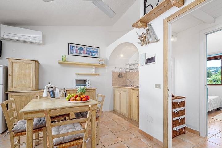 Ganze Wohnung, Ferienwohnung 'Blue House Laconia' mit Meerblick, Balkon und Klimaanlage in La Conia, Arzachena