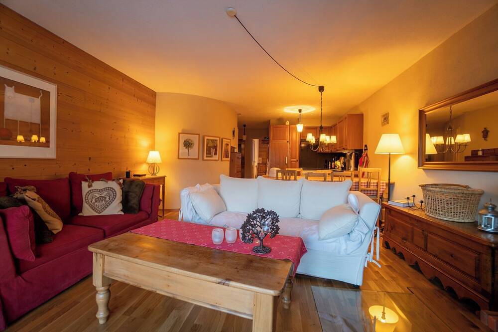 L'appartement se situe en dessus du village de Gryon, aux Verneys Soleil, à 2 km du téléski des Frac in Gryon, Alpes Vaudoises