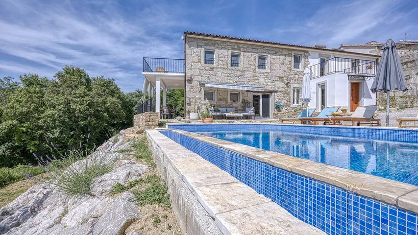 Ferienhaus für 6 Personen, mit Garten und Sauna sowie Pool und Balkon