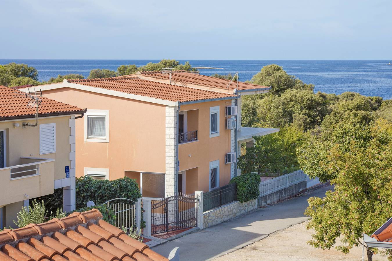 Entire apartment, Two bedroom apartment with terrace and sea view Kanica, Rogoznica A-11745-b in Kanica, Razanj