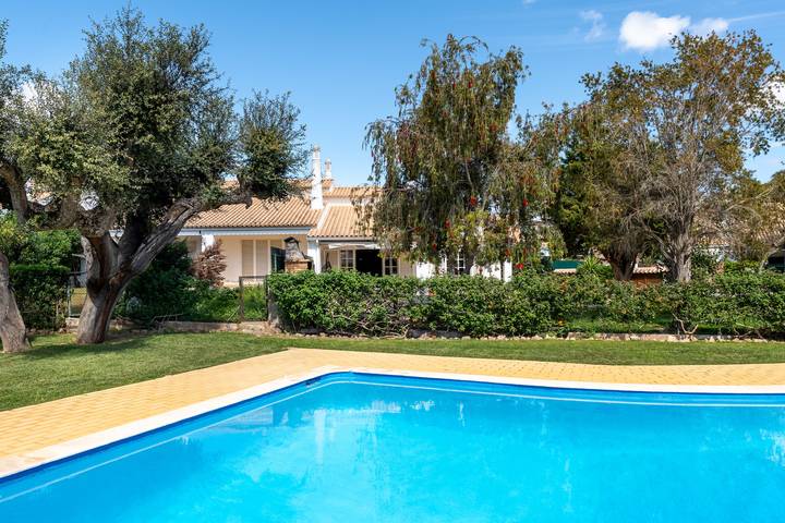 Location de vacances pour 8 personnes, avec Jardin et Piscine dans Roja Pe