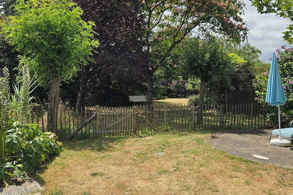 A charming, quiet, and rustic little cottage with a small garden and private parking. in Clisson, Nantes region