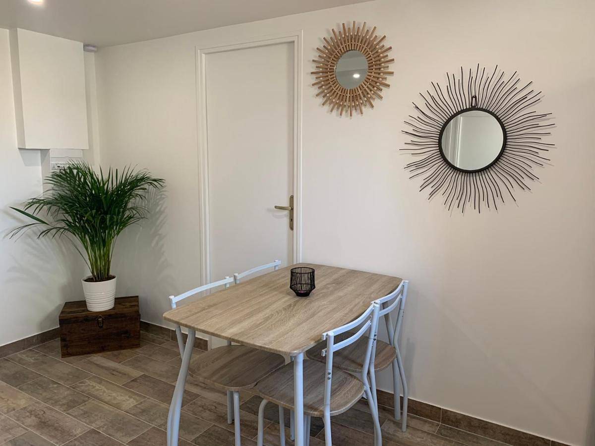 Appartement entier, Ravissant logement avec jacuzzi in Lançon-Provence, Côte méditerranéenne (France)