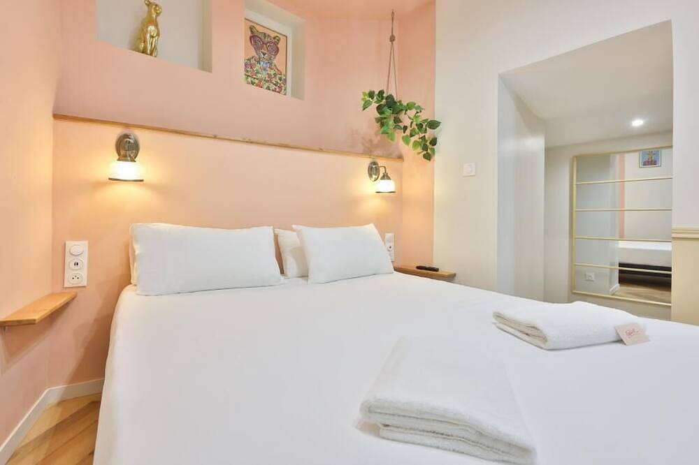 Entire apartment, Elegant Studio with Private Terrace near Périgueux Historic Center in Périgueux, Périgord Blanc