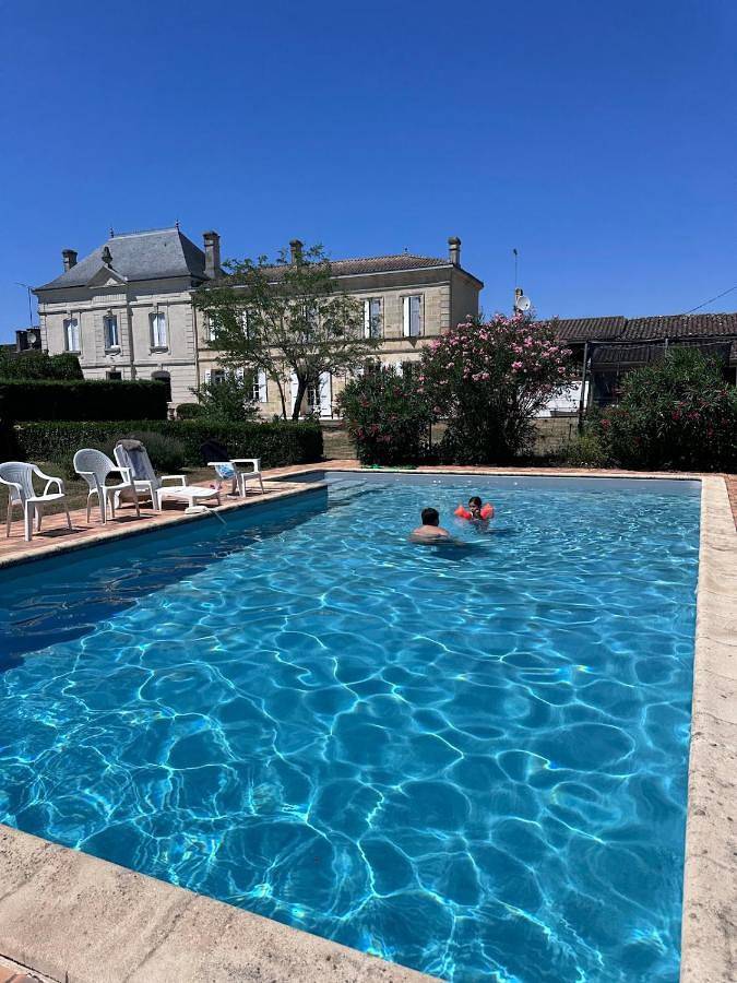 Location de vacances pour 14 personnes, avec piscine ainsi que vue et jardin à Saint-Christoly-de-Blaye
