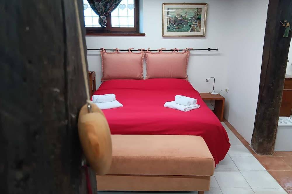 Apartamento entero, Studio apartment surrounded by greenery with parking, pets allowed. in Belluno, Schiara