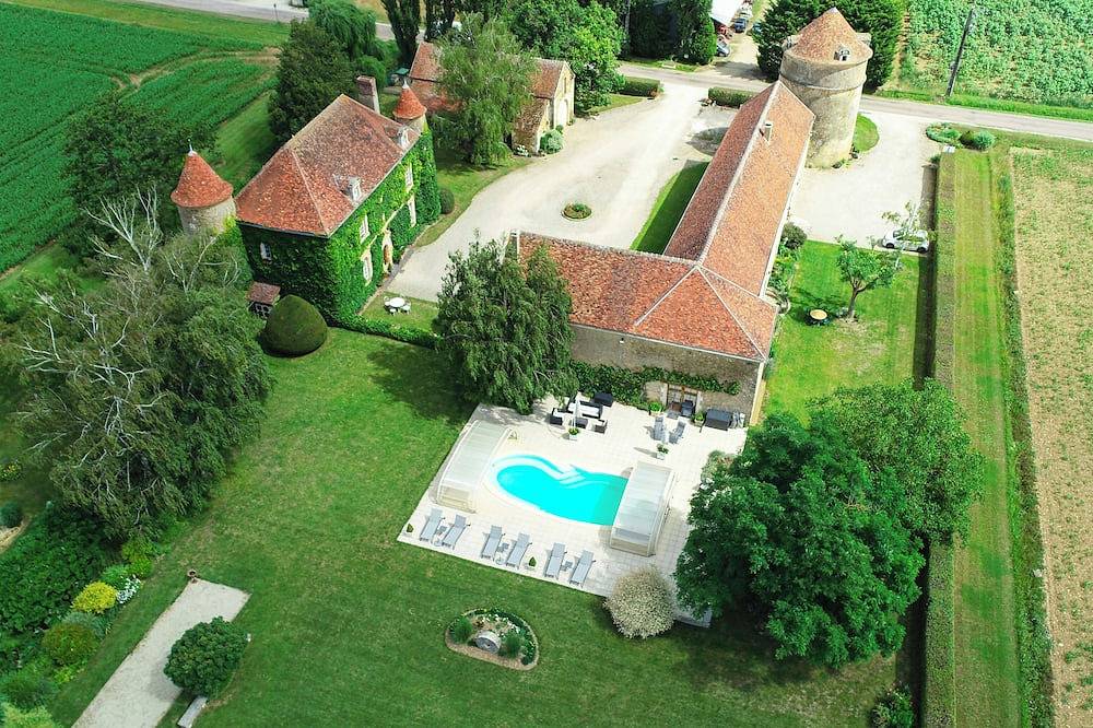 Les Granges du Château : Gîte de Charme avec piscine en Bourgogne in Chevannes, Région d'Auxerre