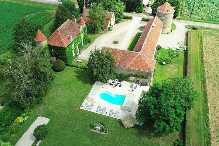 Château pour 14 personnes, avec jacuzzi et jardin dans Yonne