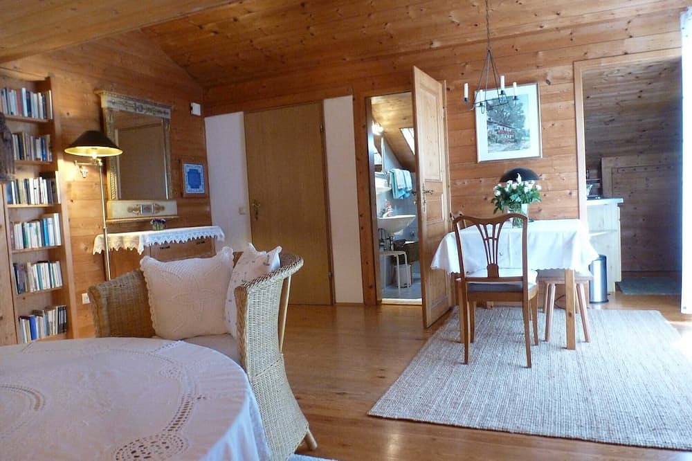 Ganze Wohnung, Ferienwohnung Ost, 40 qm Dachgeschoss, 1 kombiniertes Wohn- und Schlafzimmer in Höslwang, Chiemsee