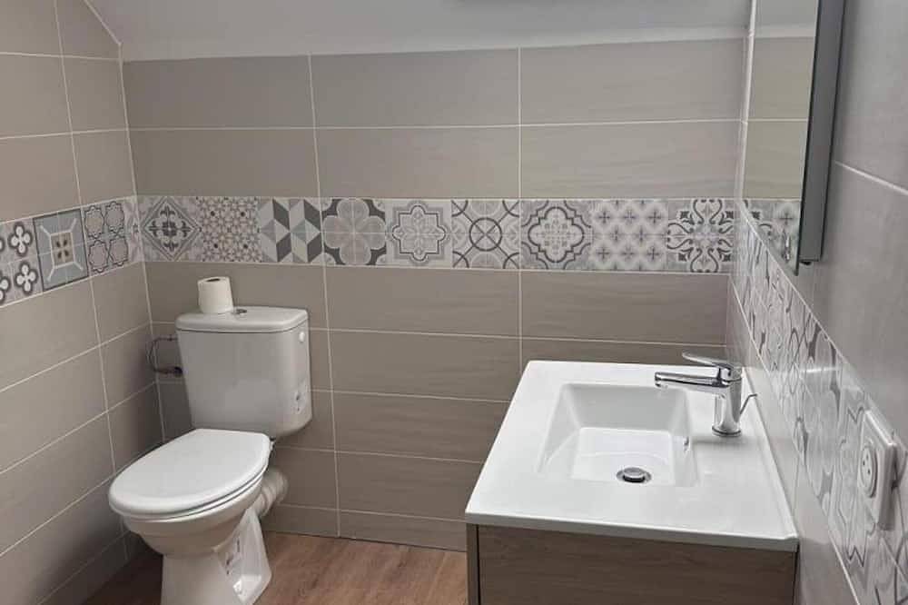 Séjour Nature et Charme, Animaux Bienvenus, Parking et Wifi Inclus in Saint-Bonnet-de-Four, Région de Montluçon