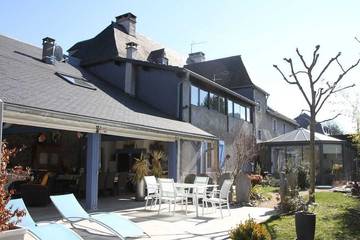 Gîte pour 10 personnes, avec jacuzzi ainsi que terrasse et jardin à La Barthe-de-Neste
