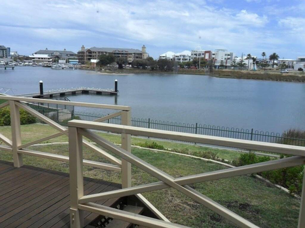 Holiday Home for 8 People in Mandurah, Western Australia