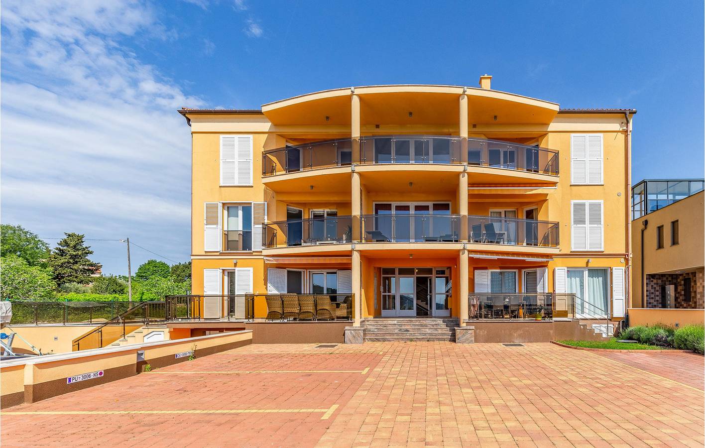 Ganze Ferienwohnung, Modernes Apartment mit Terrasse in der Nähe eines FKK-Strandes – Parkplatz und WLAN inklusive in Pomer, Südküste Istrien