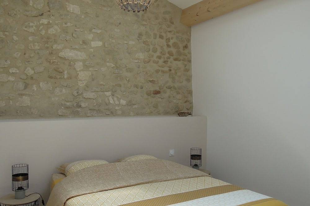 7-person vacation home with reversible air conditioning and outdoor courtyard in the Luberon in Céreste, Regionaler Naturpark Luberon