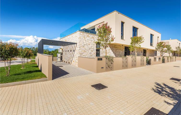 Retraite en bord de mer : appartement 2 chambres avec piscine intérieure et vue imprenable in Umag, Région d'Umag