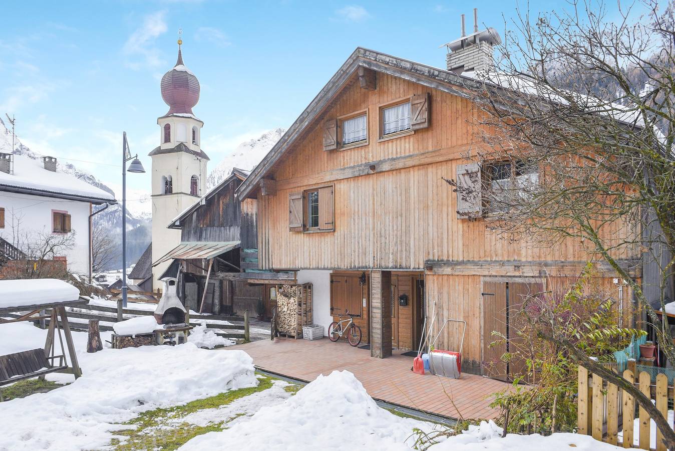 Entire apartment, Charming Apartment “Villetta Crepaz” with Mountain View, Balcony, Terrace & Garden in Canazei, Dolomiti Superski