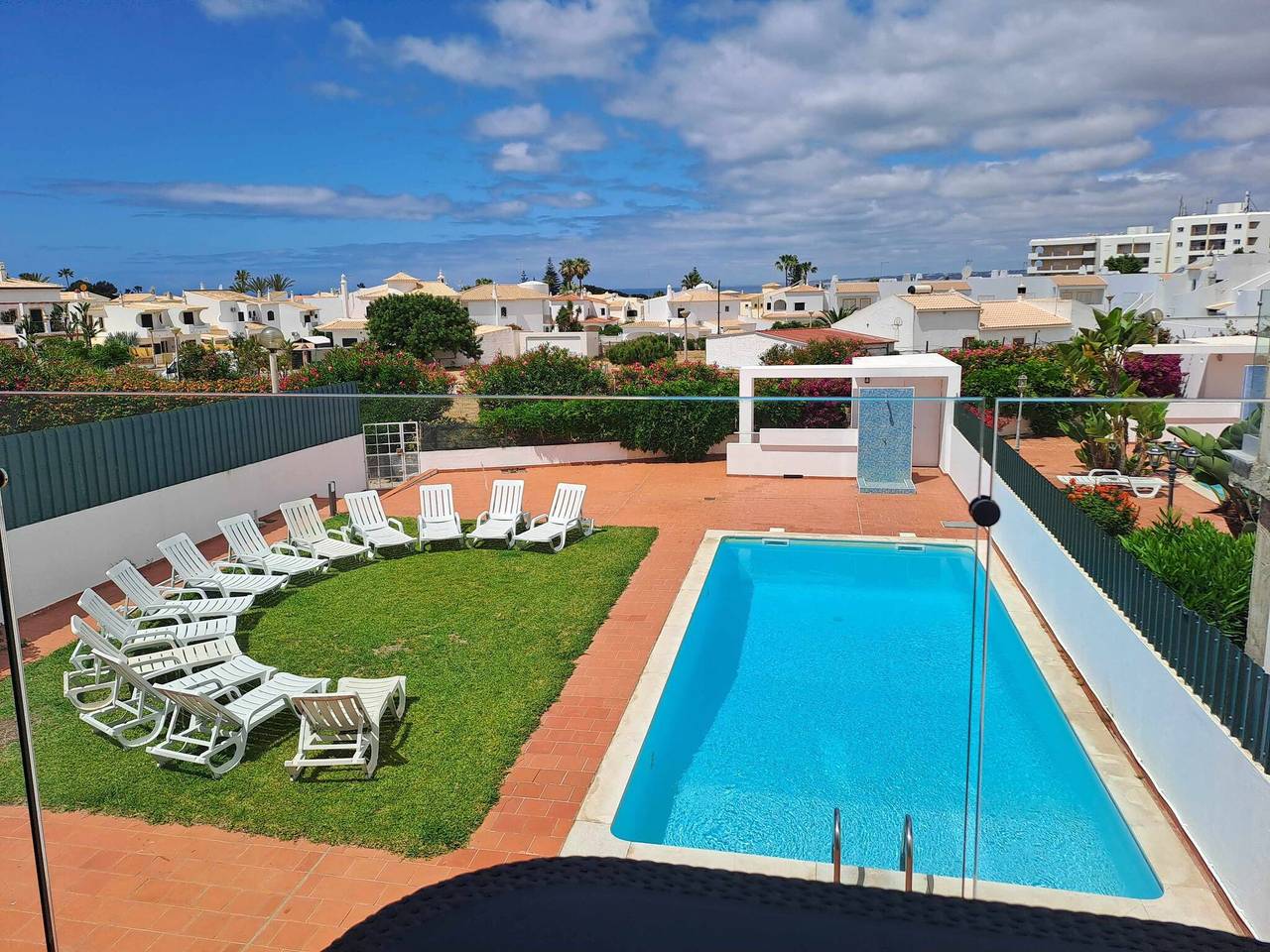 Ganze Wohnung, T2-2º vista mar, piscina, bbq, para a praia vai a in Guia, Faro Distrikt