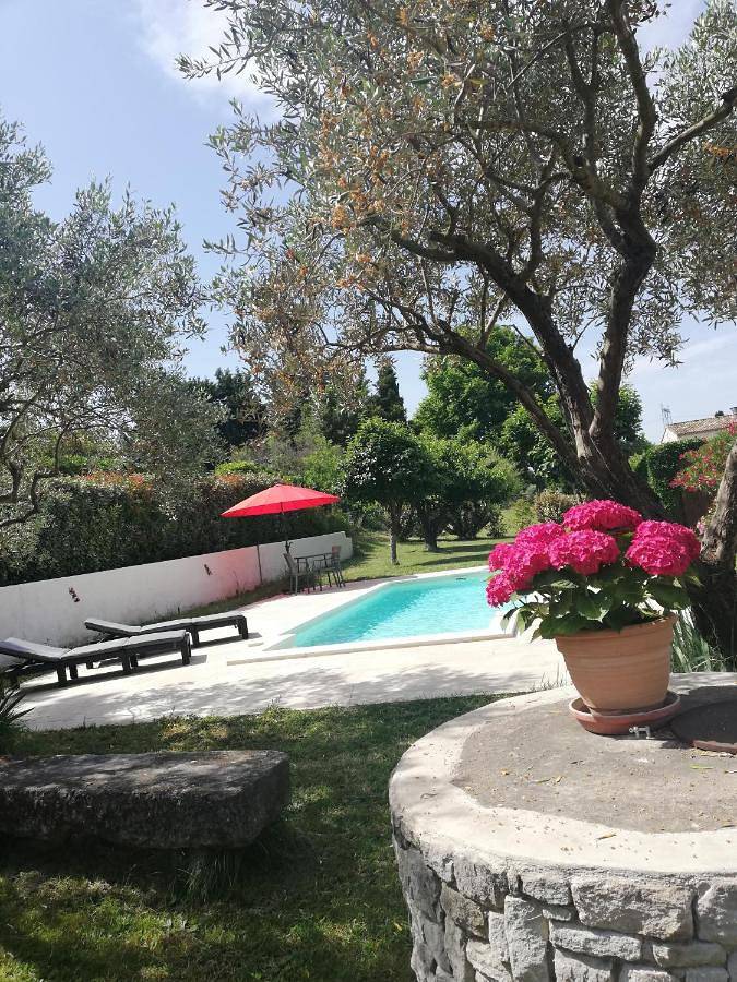 Appartement entier, One-Bedroom Apartment in Eyragues, Région d'Arles