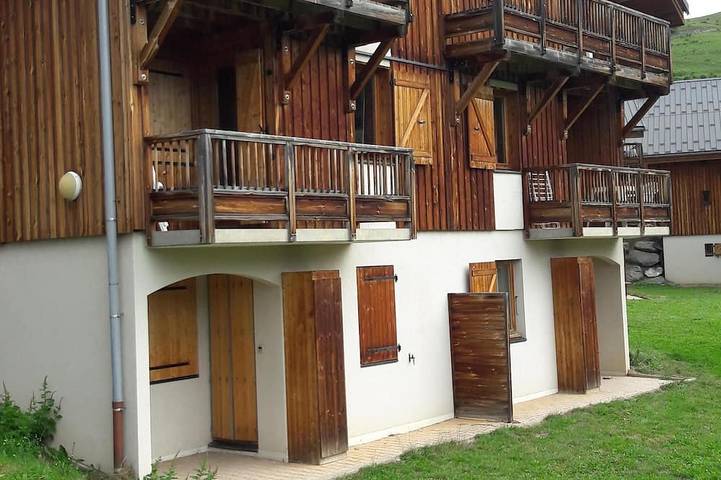Chalet pour 6 personnes, avec jardin ainsi que jacuzzi et piscine, animaux acceptés à Saint-Jean-d'Arves