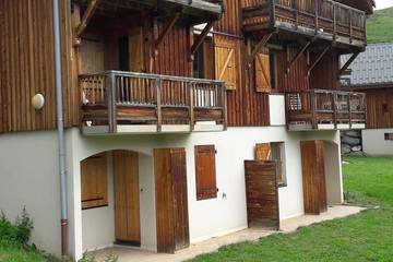 Chalet pour 6 personnes, avec piscine ainsi que jacuzzi et jardin, animaux acceptés à Saint-Jean-d'Arves