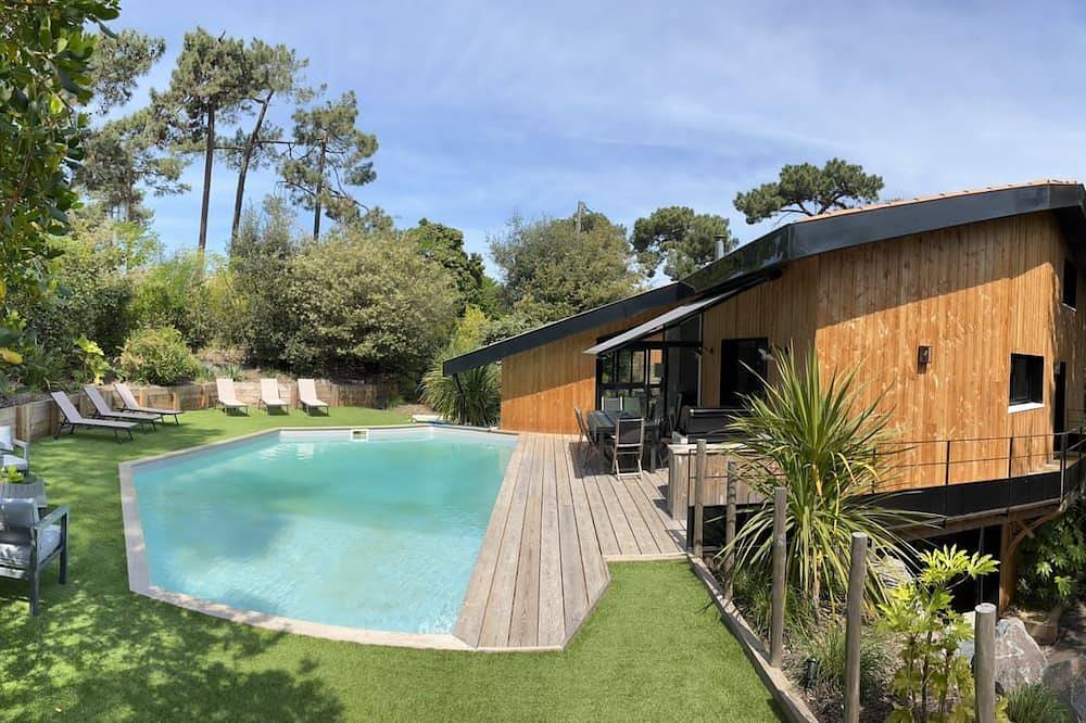 Magnifique villa avec piscine dans un jardin paysagé avec terrasse et boulodrome in Le Moulleau, La Teste-de-Buch