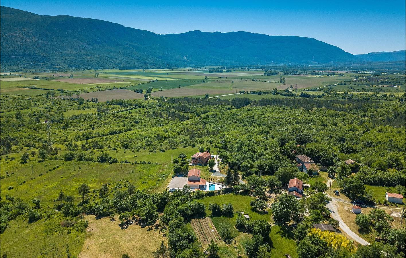Spacieux appartement de deux chambres avec piscine près de la rivière Boljunčica in Kršan, Côte Est de l'Istrie