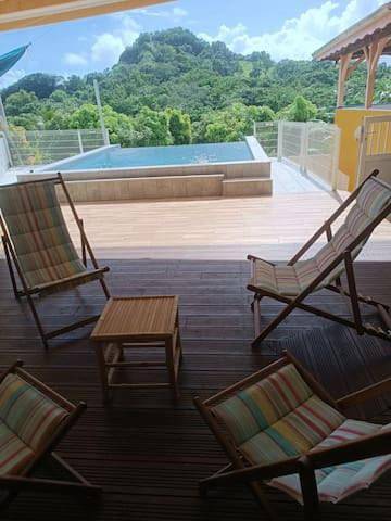 Location de vacances pour 2 personnes, avec jardin ainsi que vue et piscine à Saint-Esprit (homonymie) - 2