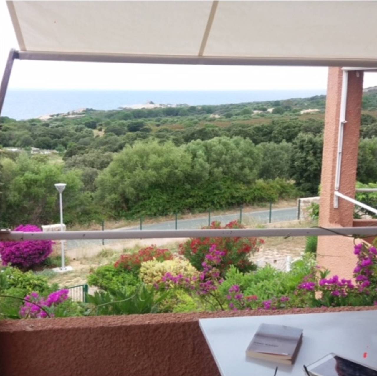 Appartement entier, Appartement 'La Terrazza Sulla Baia Di Calvi' avec vue sur la mer, terrasse privée et jardin privé in Lumio, Région de Calvi