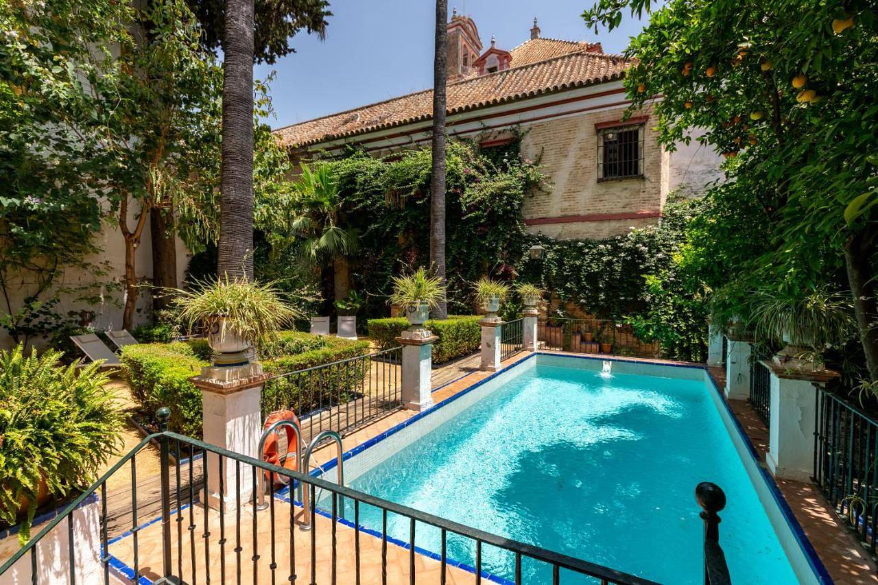 Sevillebnb Group- Villa Elvira, exclusive Pool and Gardens in the heart of Sevilla in Casco Antiguo, Sevilla