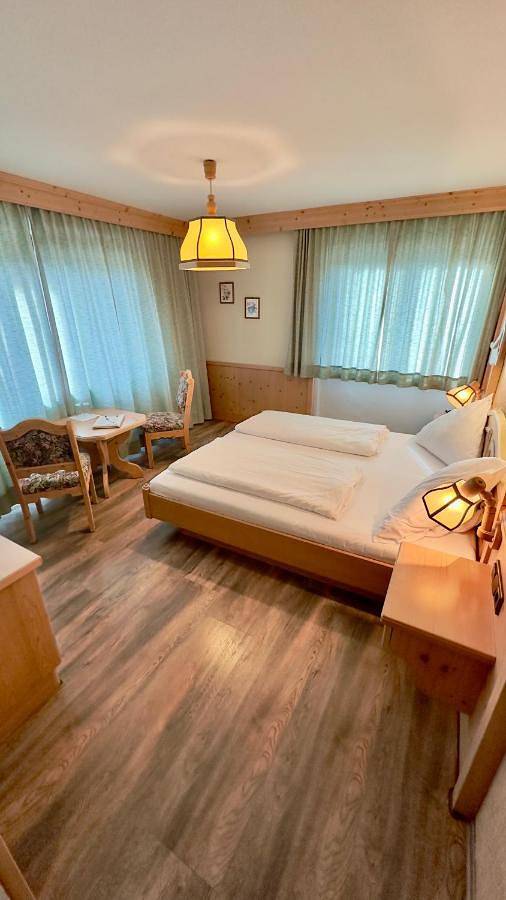Hotel, mit Balkon und Terrasse sowie Ausblick in Zöblen