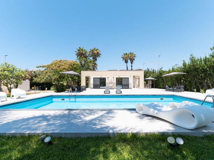 Location de vacances pour 6 personnes, avec Terrasse ainsi que Jardin et Piscine à Punta Secca