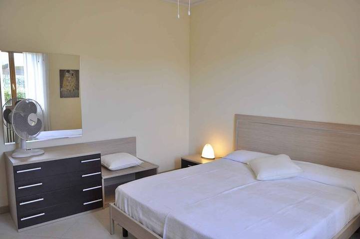 Apartamento entero, Apartamento de vacaciones con piscina exterior y Wifi in Lazise, Montañas Garda