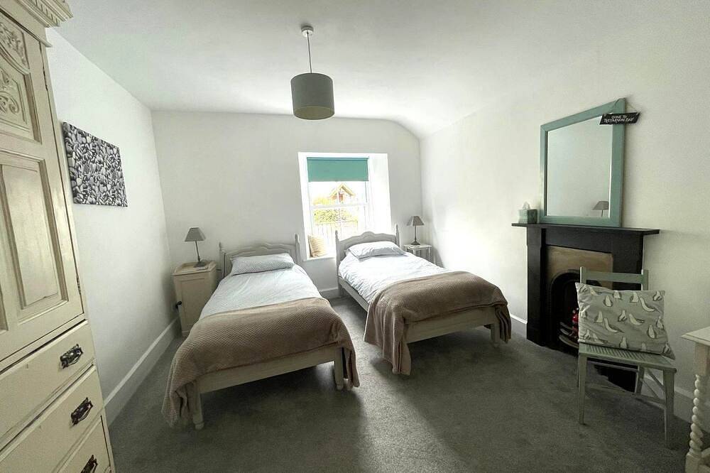 10 Mill Road - 19th Century 3/4 Bedroom - Character Cottage Padstow Harbour Cornwall in Padstow, Cornwall