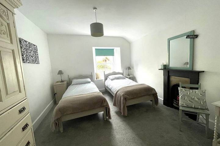 10 Mill Road - 19th Century 3/4 Bedroom - Character Cottage Padstow Harbour Cornwall in Padstow, Cornwall