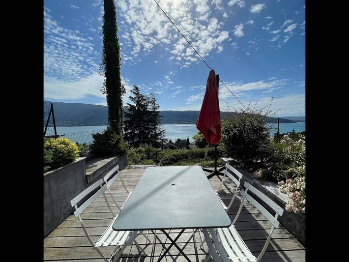 Location de vacances pour 3 personnes, avec Balcon et Terrasse ainsi que Jardin et Vue sur le lac à Veyrier-du-Lac