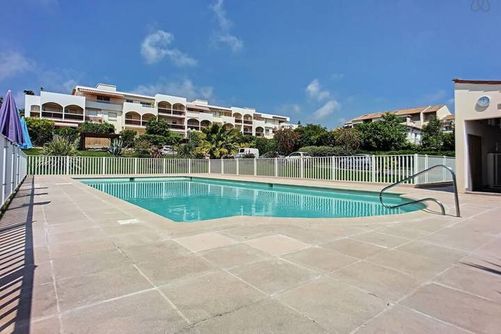 Apartamento para 4 personas, con Terraza además de Jardín y Piscina en Antibes