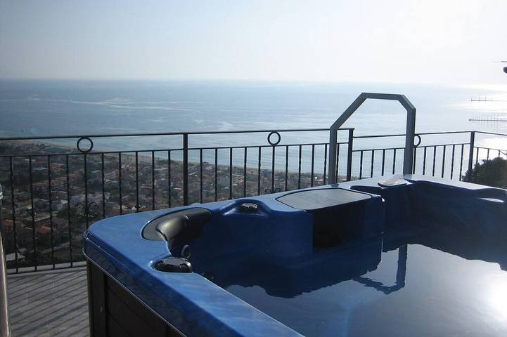 Vacation rental for 5 people, with hot tub and balcony in Calabria