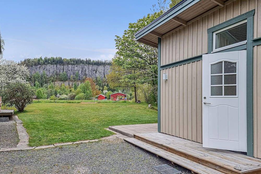 Nice home in Vänersnäs with house a mountain view in Vänersborg, Vänern