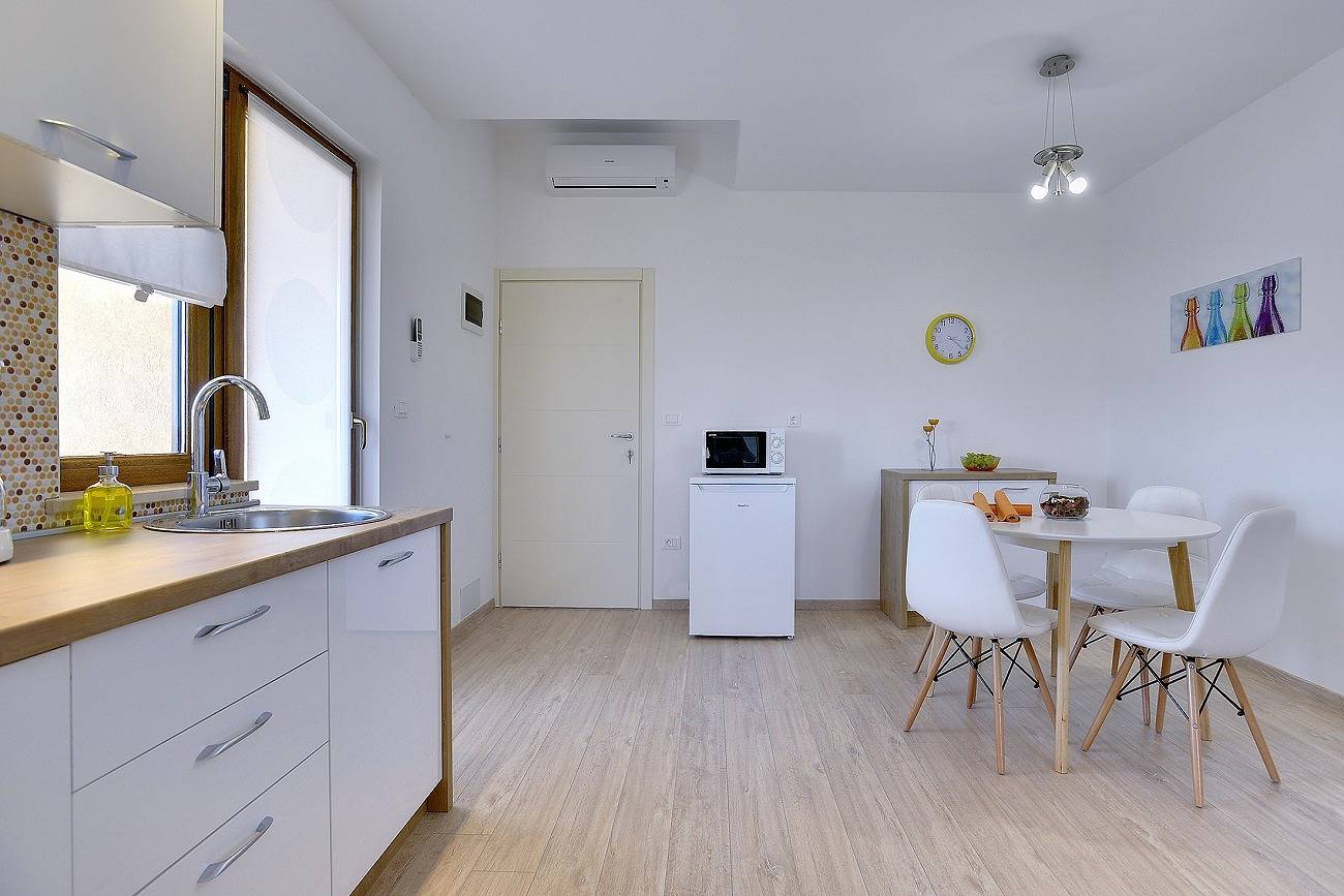 Ganze Wohnung, Modernes Appartement mit Zugang zum Balkon in Vinkuran, Südküste Istrien