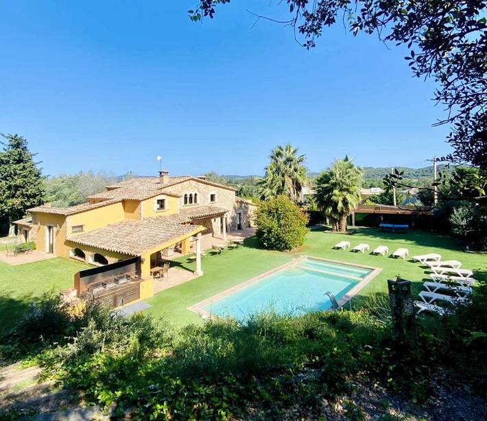 Chalet voor 31 personen, with Balkon and Whirlpool as well as Terras and Tuin aan de Costa Brava