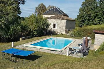 Gîte pour 4 personnes, avec jardin et terrasse à Roquecor