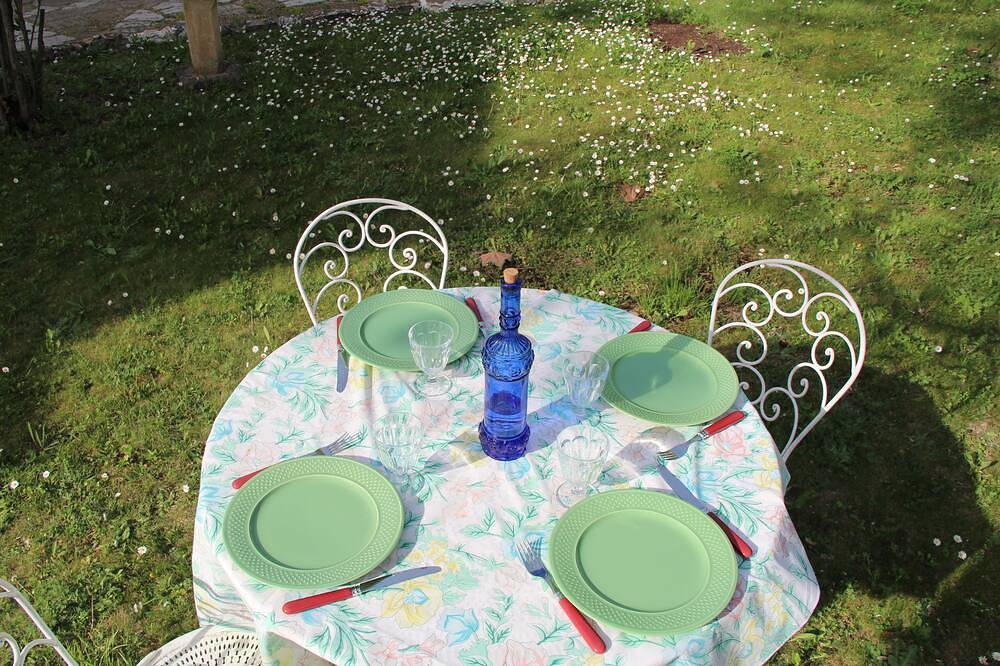Entire apartment, Charming apartment 2 to 6 people with garden in the heart of Fontvieille Alpill in Fontvieille, Arles region