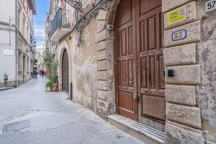 Appartement entier, Appartement 'La Fonte Di Ortigia - Casa Alfeo' avec balcon, Wi-Fi et climatisation in Île d'Ortygie, Syracuse