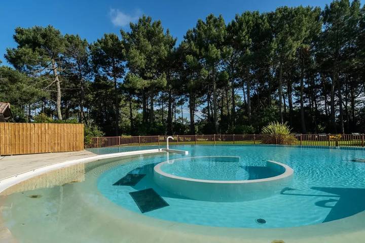 Location de vacances pour 6 personnes, avec terrasse et vue ainsi que jardin et piscine dans Golf de la Méjanne - 4