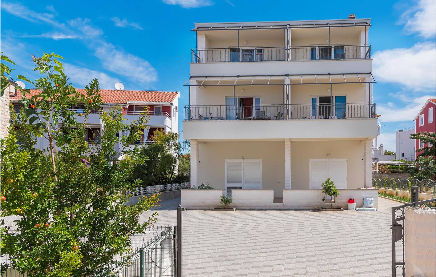 Ganze Ferienwohnung, Coastal Escape: Apartment mit Meerblick, WLAN, Parkplatz und Terrasse in Srima, Šibenik-Knin